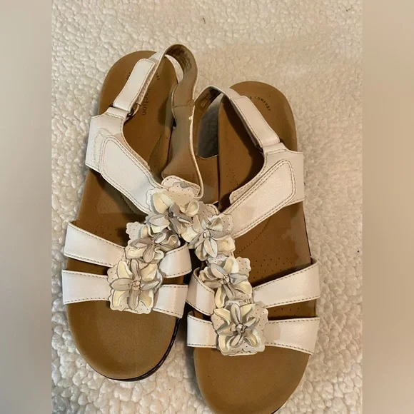 Clarks Women’s White Floral Sandals size 11 - Picture 1 of 8
